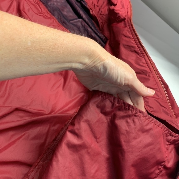 EDDIE Bauer Nylon Shell Windbreaker Packable Hidden Hood Colour Burgundy Large - Picture 7 of 13